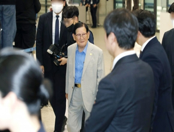 신천지 이만희 총회장이 인전 국제공항 입국장에 등장해 눈길을 끌었다.(사진=뉴스1)