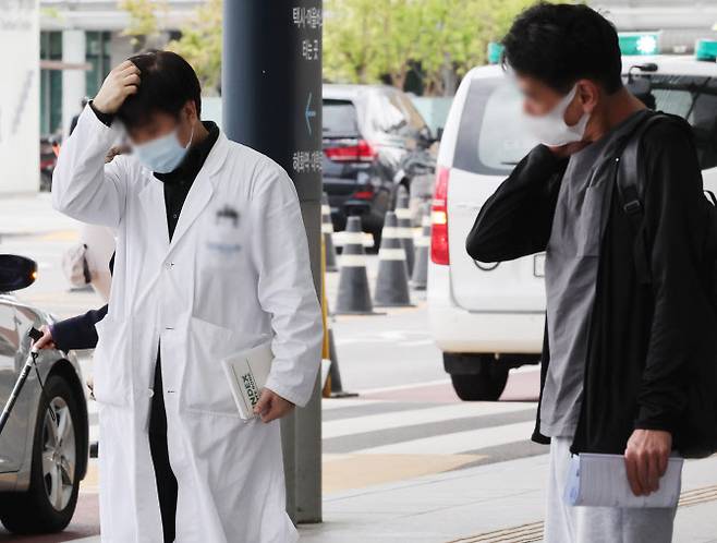지난 23일 서울의 한 대학병원에서 의사가 이동하고 있다. (사진=뉴시스)