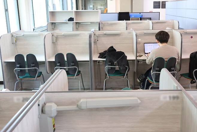 지난 9일 오전 수업이 재개된 서울  한 의과대학 자습실에서 학생이 자료를 검토하고 있다. (사진=연합뉴스)
