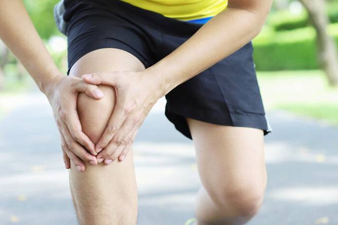 무릎 통증의 유형은 원인에 따라 다르다. 증상을 잘 살펴 슬기롭게 대처해야 한다. 일반적으로 무릎 통증을 예방하기 위해선 무릎을 지나치게 많이 쓰지 않아야 한다. 정상 체중을 유지하고, 각종 부상을 피하고, 잠을 충분히 자는 게 중요하다. [사진= 게티이미지뱅크]