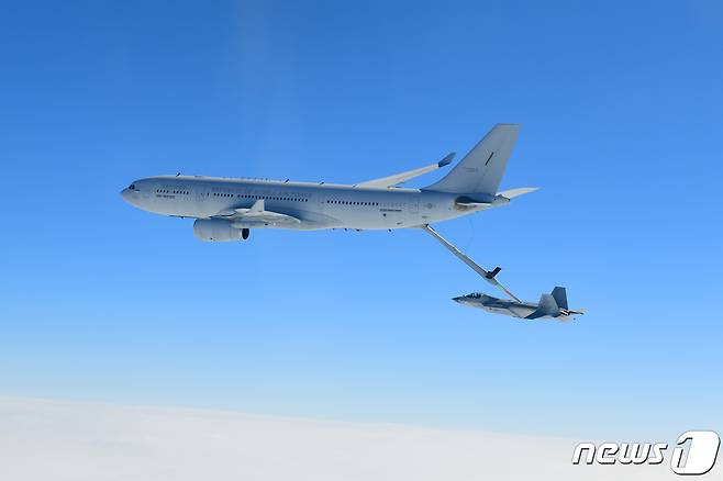 방위사업청은 19일 오전 경남 사천 공군 제3훈련비행단에서 이륙한 한국형 초음속 전투기 KF-21 '보라매'가 남해 상공에서 첫 공중급유 비행시험에 성공했다고 밝혔다. 이번 공중급유 비행시험은 비행 중 KC-330 공중급유기의 급유 막대를 KF-21 공중급유 연결부에 연결한 후 급유기 내 연료(항공유)를 KF-21로 이송하는 방식으로 이뤄졌다. (방위사업청 제공) 2024.3.19/뉴스1