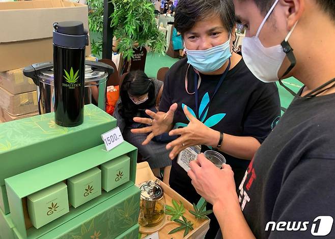 지난해 3월21일(현지시간) 태국 방콕 한 쇼핑몰에서 열린 무역 박람회에서 대마초 잎이 포함된 차를 판매하고 있는 모습. 2021.03.21/뉴스1 ⓒ AFP=뉴스1 ⓒ News1 김민수 기자