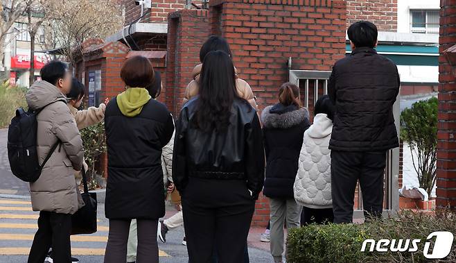 서울 한 초등학교에서 학부모들이 아이들이 등교하는 모습을 바라보고 있다. /뉴스1 ⓒ News1 김명섭 기자