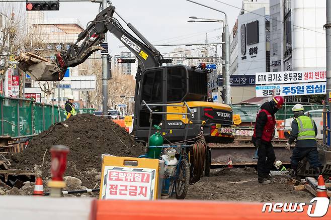 서울시내 한 공사 현장에서 근로자들이 작업을 하고 있다. ⓒ News1 유승관 기자