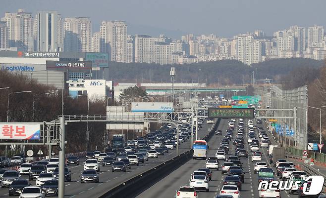 경부고속도로 오산IC 인근 상(오른쪽), 하행선의 교통량이 많은 모습을 보이고 있다. 2024.2.12/뉴스1 ⓒ News1 김영운 기자
