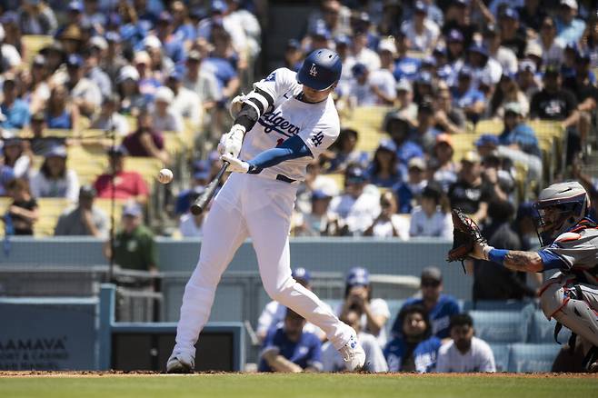 LA 다저스 오타니 쇼헤이가 지난 22일(한국시각) 뉴욕 메츠와의 홈경기에서 3회 투런홈런을 터뜨리고 있다. AP연합뉴스