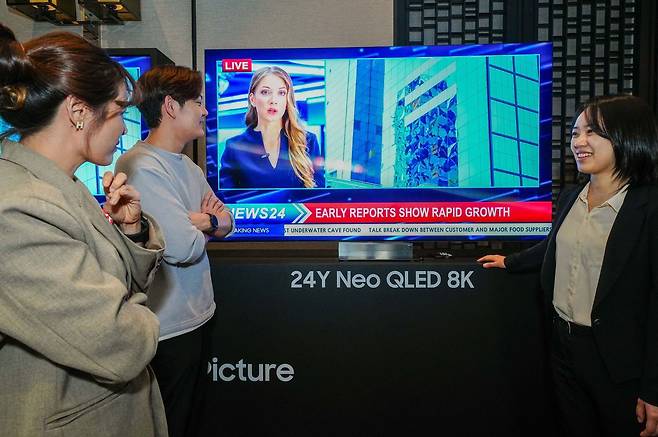 23일(현지시각) 태국 방콕 '2024 동남아 테크세미나'에서 참석자들이 삼성전자 2024년형 Neo QLED 8K 신제품을 살펴보고 있다. /삼성전자 제공