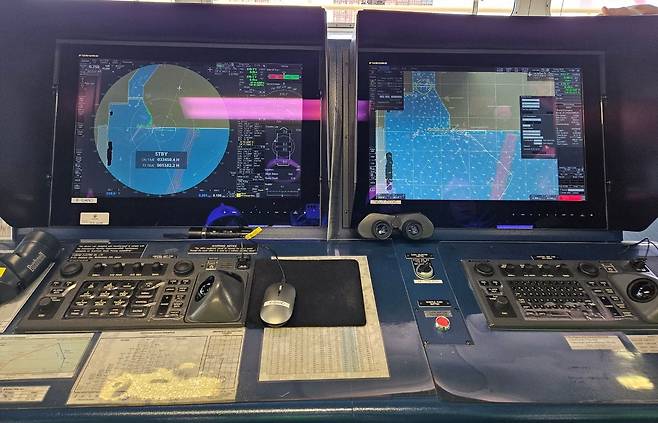 HMM 함부르크호에 탑재된 전자해도표시시스템(Electronic Chart Display and Information System·ECDIS)과 선박용 레이더(marine radar). 좌측 모니터가 ECDIS, 우측 모니터가 선박용 레이더다./윤예원 기자