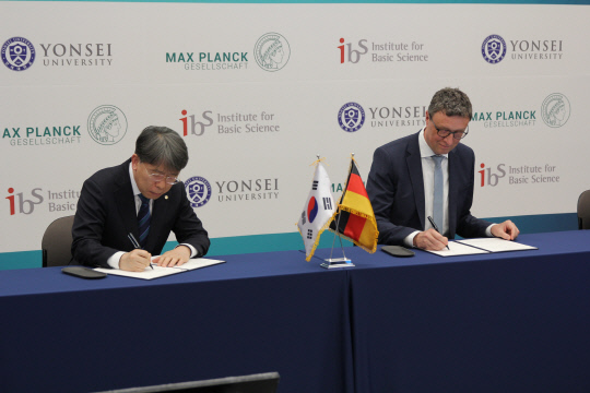 노도영(왼쪽) IBS 원장과 패트릭 크래머 MPG 회장이 기초과학 분야 국제협력 증진을 위한 협약서에 서명하고 있다. IBS 제공