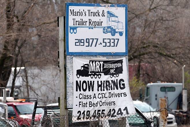 지난 3월 인디애나주 게리시에 트럭 운전기사를 구한다는 구인 광고가 붙어있다. AP 뉴시스