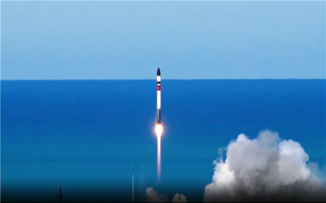 로켓랩 발사체 ‘일렉트론’이 24일 오전 뉴질랜드 마히아 발사장에서 발사되고 있다. 과학기술정보통신부 제공.
