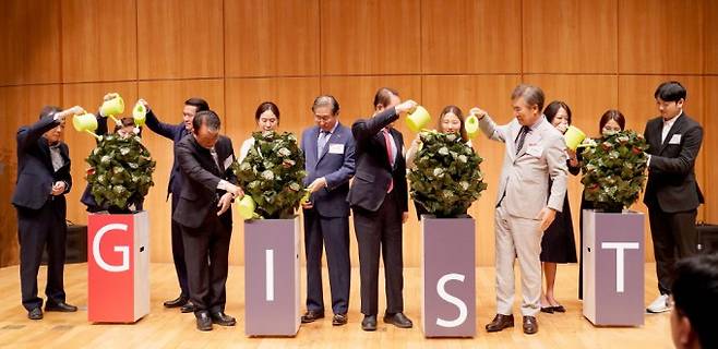 GIST 구성원 대표 12명이 23일 GIST 오룡관에서 열린 대외협력 비전 선포식에서 나눔의 꽃을 피우는 나눔 비전 퍼포먼스를 하고 있다. GIST 제공.