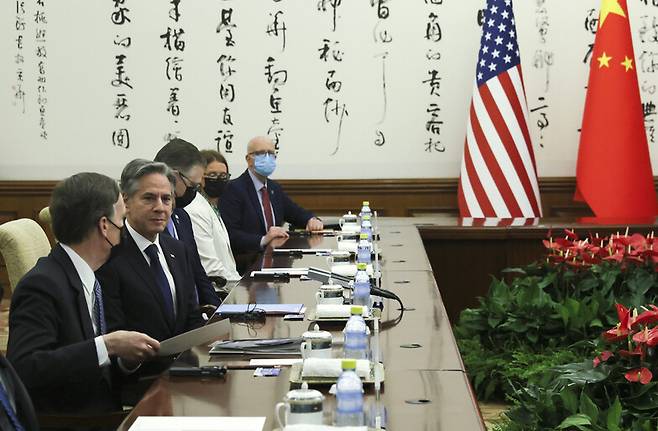 토니 블링컨(왼쪽 둘째) 미 국무장관이 지난해 6월19일 중국 베이징 댜오위타이에서 중국과 회담하고 있다. 베이징/AP 연합뉴스