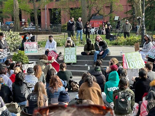 뉴욕대 학생들이 학교 쪽이 교내 집회를 불허하자 근처 공원에서 집회를 열고 있다.