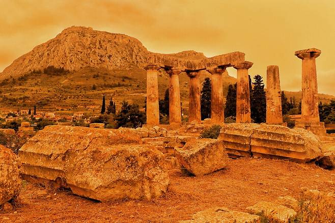 23일(현지시각) 그리스 아폴로 신전 일대가 모래 폭풍의 영향으로 주황빛으로 물들어 있다. EPA 연합뉴스