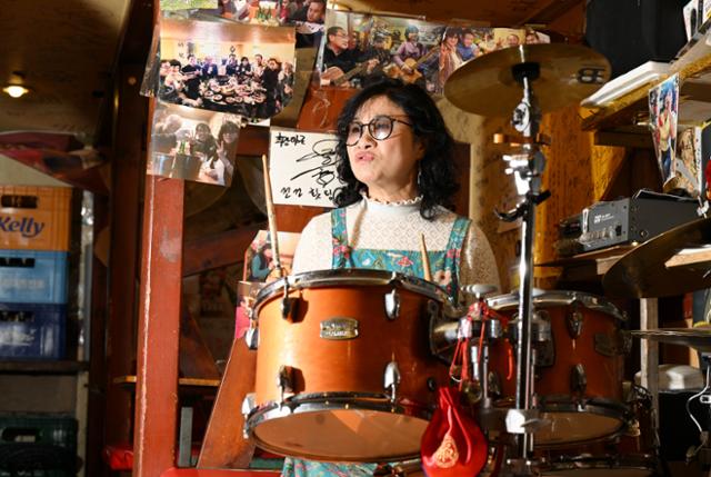 4일 기채옥씨가 서울 종로구 호프집 '꼬꼬방'에서 가수 김태우의 '사랑비'에 맞춰 드럼 연주를 하고 있다. 왕태석 선임기자