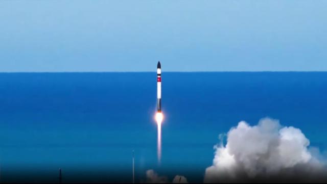 24일 오전 뉴질랜드 마히아 발사장에서 초소형 군집위성 1호를 실은 로켓랩의 발사체 일렉트론이 발사되고 있다. 과학기술정보통신부 제공