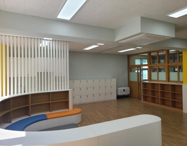 지난달 GS건설의 지원으로 지난달 리모델링을 완료한 서울 중랑구 면남초등학교 내 돌봄교실 전경. 놀이 공간을 새롭게 만들고 시스템 에어컨을 설치했다. GS건설 제공