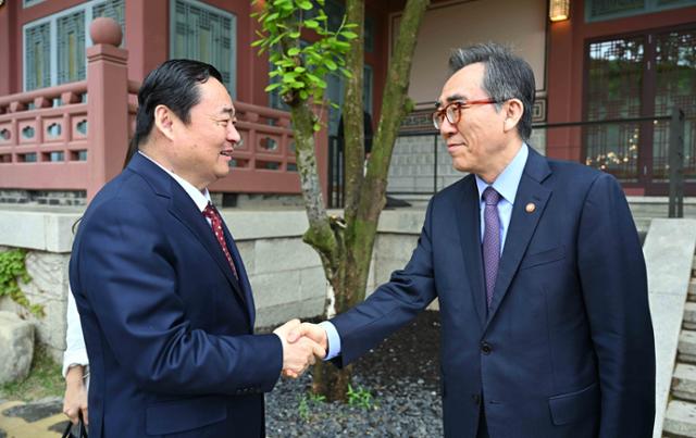 조태열(오른쪽) 외교부 장관이 24일 서울에서 하오펑 중국 랴오닝성 당서기와 만나 악수하고 있다. 외교부 제공