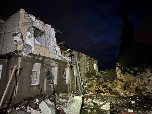 우크라이나 오데사의 건물들이 23일 러시아군의 무인기(드론) 공습으로 파괴돼 있다. 헤나디 트루하노우 오데사 시장 제공·로이터 연합뉴스