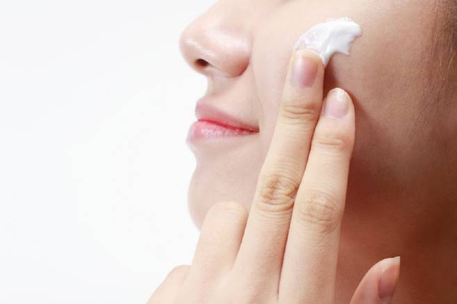 기초 화장품을 많이 바르면 피부에 흡수되지 못한 화장품이 표면에 남아 활성산소를 만들어 피부 노화를 유발할 수 있다./사진=클립아트코리아
