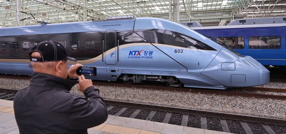 5월부터 경부선과 호남선을 운행할 차세대 고속열차 ‘KTX-청룡’의 모습. 최고 시속 320㎞로 국내에서 가장 빠른 고속열차다. 100% 국내 기술로 설계, 제작됐다. [뉴시스]