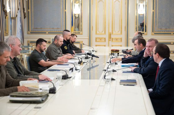 2023년 9월 방신기업 대표단을 이끌고 우크라이나를 방문한 세바스티앙 르코르뉘 프랑스 국방장관(왼쪽에서 아래부터 셋째)이 볼로디미르 젤렌스키 우크라이나 대통령과 우크라이나 당국자달과 회의를 열고 있다. 우크라이나 대통령실