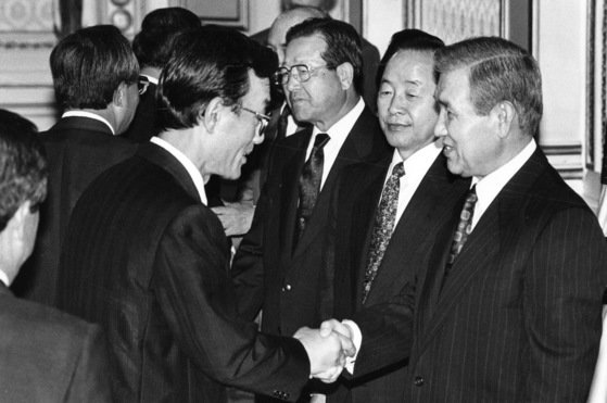 1992년 8월 청와대에서 열린 확대당직자희의에서 노태우 전 대통령(오른쪽 첫째)이 노재봉 당시 민자당 의원(오른쪽 넷째)과 악수하고 있다. 오른쪽 둘째부터는 민자당 의원이던 김영삼 전 대통령과 김종필 전 국무총리. 중앙포토