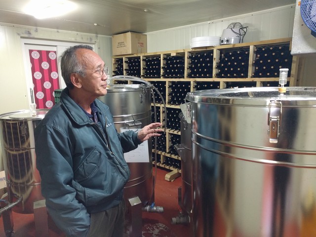 ▲김응수 대표가 채향원의 와인공장에서 제조공정에 대해 설명하고 있다.
