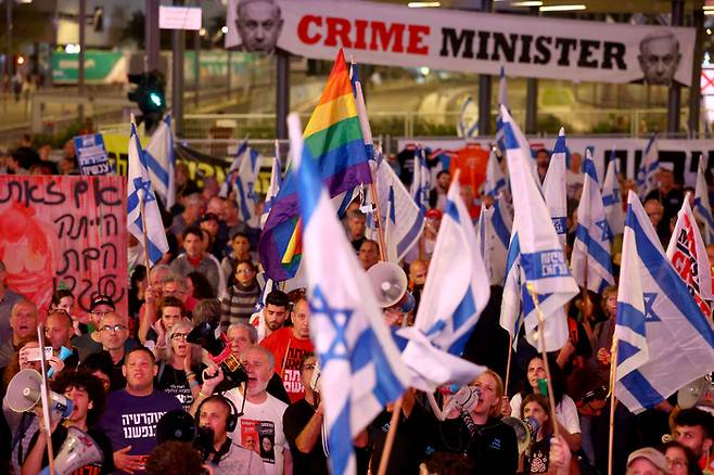 이스라엘 시위대가 지난 20일(현지시간) 이스라엘 텔아비브에서 베냐민 네타냐후 이스라엘 총리 퇴진을 요구하고 있다. 로이터연합뉴스