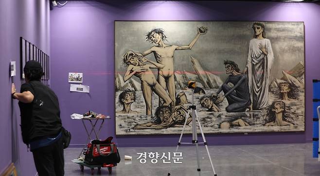 24일 서울 서초구 예술의전당 한가람디자인미술관에 베르나르 뷔페의 ‘단테의 지옥’이 설치되고 있다. 베르나르 뷔페의 회고전은 오는 26일부터 열린다. 김창길기자