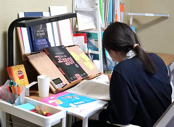 A student studies at tutor Han Si-nae's home in Daegu. (Song Seung-hyun/The Korea Herald)