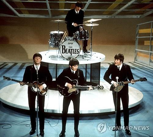 사진=비틀스가 1964년 미 CBS방송의 '에드 설리번 쇼'에 출연했을 때의 모습. AP 연합뉴스 자료