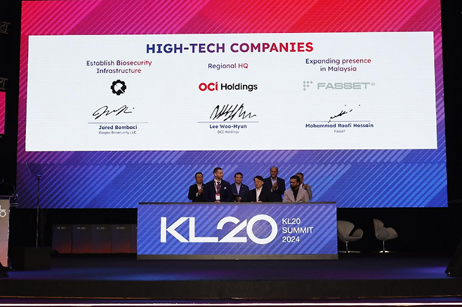 OCI Holdings Chairman Lee Woo-hyun (fourth left) after signing a memorandum of understanding with the Malaysian government on investments at the KL20 Summit 2024 on April 22, 2024, in Kuala Lumpur. [Photo provided by OCI Holdings Co.]