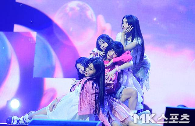 그룹 아일릿이 데뷔곡으로 8관왕을 거둔 소감으로 소속사 ‘빌리프랩’을 향한 감사의 마음을 전했다. / 사진 = 김영구 기자