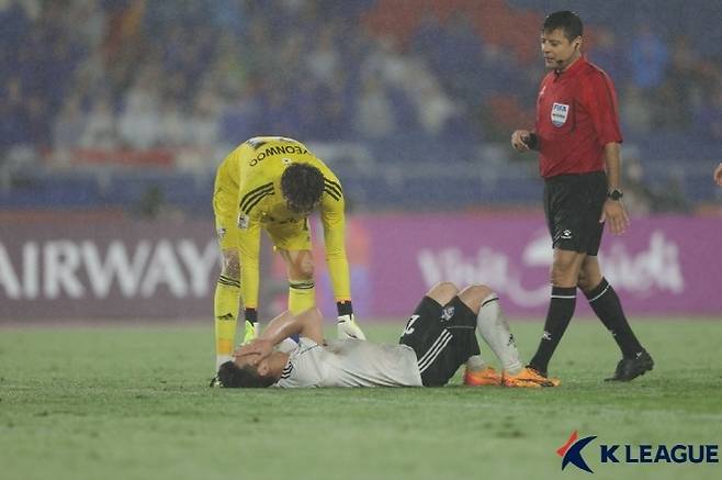 김민우를 위로하고 있는 조현우. 사진=한국프로축구연맹