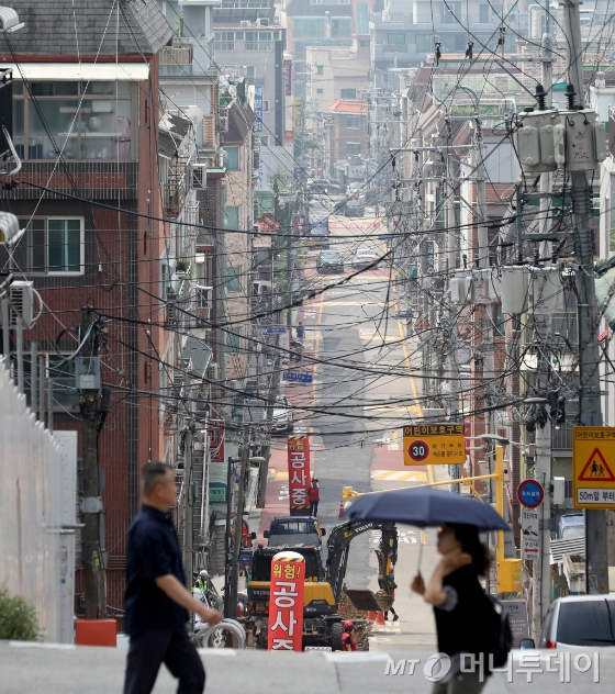 서울 강서구 빌라 밀집 지역에서 시민들이 길을 걷고 있다.  /사진=뉴스1