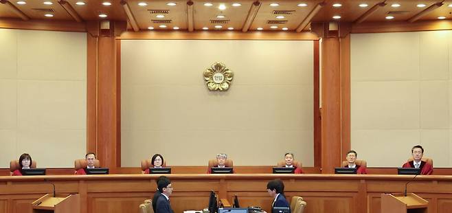 서울 종로구 헌법재판소 대심판정에서 공개변론을 진행하고 있는 이종석 헌재소장과 재판관들의 모습[연합]