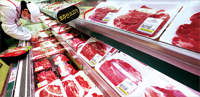 수입 쇠고기시장 점유율 1위를 차지하던 미국산 쇠고기 위상이 흔들리고 있다. 높은 가격 경쟁력을 앞세워 호주산 쇠고기 점유율이 높아지면서 시장이 재편되고 있다는 분석이다. 사진은 한 대형마트에서 판매 중인 호주산 쇠고기. 연합뉴스