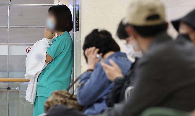24일 서울 시내 한 대학병원에서 의료 관계자가 가운을 손에 들고 통화하고 있다. 연합뉴스
