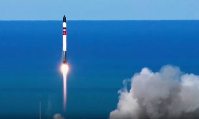 초소형 군집위성 1호기를 탑재한 미국 우주기업 로켓랩의 ‘일렉트론’이 한국시간 24일 오전 7시32분 뉴질랜드 마히아 발사장에서 발사되어 하늘로 솟구치는 모습. 로켓랩 유튜브 캡처