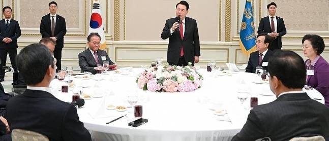 윤석열 대통령이 24일 오후 청와대 영빈관에서 열린 '국민의힘 국회의원 오찬'에서 발언하고 있다. 이날 오찬은 22대 국회의원 선거 불출마·낙천·낙선자를 격려하기 위해 마련됐다. 연합뉴스