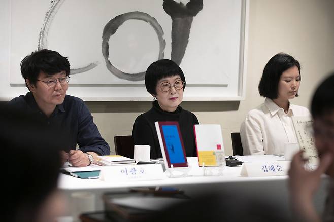 2019년 6월 김혜순 시인(가운데)과 최돈미 번역가의 시집 <죽음의 자서전>이 캐나다 문학상인 그리핀 시 문학상(Griffin Poetry Prize)의 2019년 최종 수상작으로 선정된 후, 김혜순 시인 등이 기자회견을 하고 있다. ⓒ시사IN 신선영