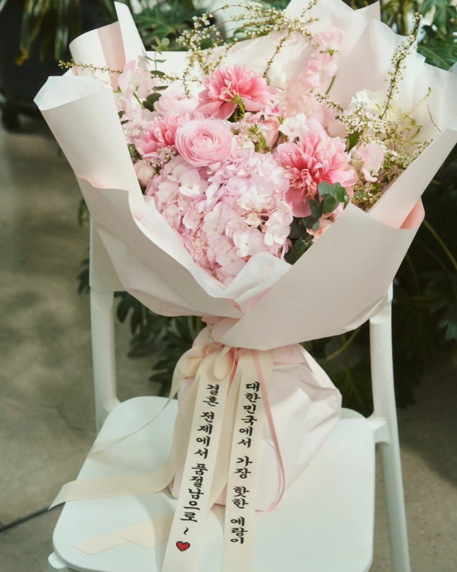 ▲ '유퀴즈' 제작진이 조세호에게 선물한 꽃다발. 출처| 조세호 인스타그램