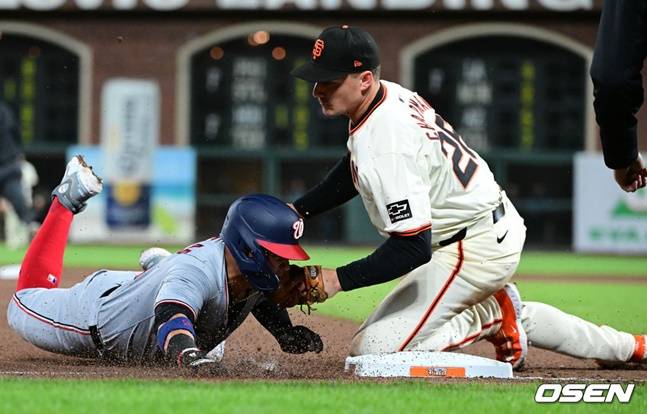 이정후의 송구를 받은 샌프란시스코 자이언츠 3루수 맷 채프먼(오른쪽)이 주자를 태그아웃하고 있다.