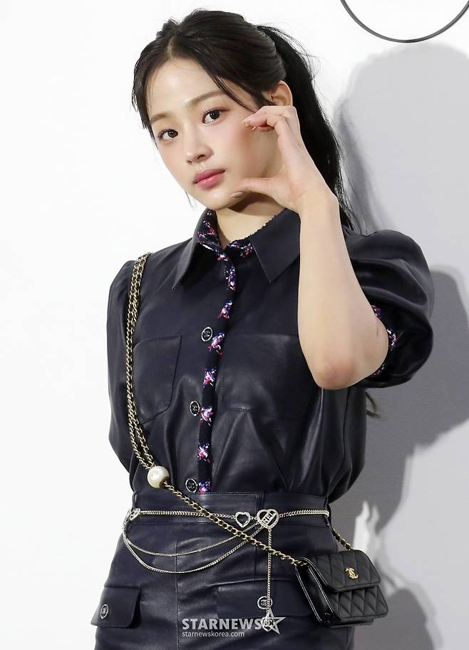 그룹 뉴진스(NewJeans) 민지가 23일 오후 서울 성동구 성수동에서 열린 '샤넬 루쥬 알뤼르 팝업 포토월 행사'에 참석해 포즈를 취하고 있다. 2024.04.23 /사진=임성균