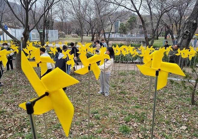 지난 3월 30일 인천 세월호 일반인 희생자 추모관 앞 언덕에 학생을 포함한 시민들이 416개의 바람개비를 설치하고 있다. 전지현 기자