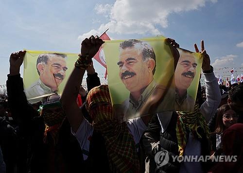 시민들이 투옥된 쿠르드족 최고 지도자 압둘라 오잘란의 사진을 들고 시위하고 있다 [로이터 연합뉴스 자료사진]