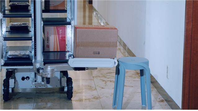 딜리버디가 모듈형 로봇팔을 활용해 물품을 특정 위치에 배송하는 모습 [KIST 제공. 재판매 및 DB 금지]