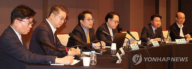 관훈클럽(총무 이우탁, 오른쪽에서 두번째)은 24일 오전 서울 프레스센터에서 '2024년 미국 대통령 선거와 한반도 전망'을 주제로 관훈포럼을 개최했다. 2024.4.24